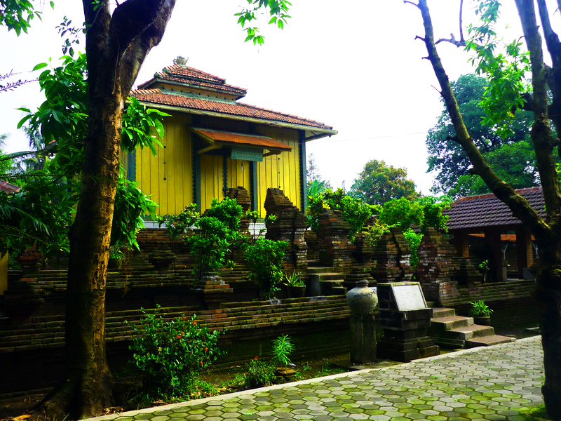 Makam Amangkurat I - Makam raja Mataram Amangkurat I yang meninggal tanggal 12 Juli 1677 di Tegalwangi, Tegal