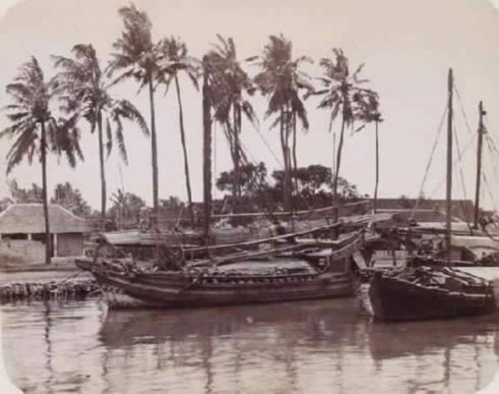 Pelabuhan Tegal (1890) - Havenkanaal met schepen te Tegal