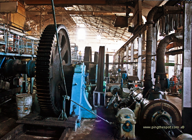 Roda-roda besar yang ikut mengerakkan mesin pabrik