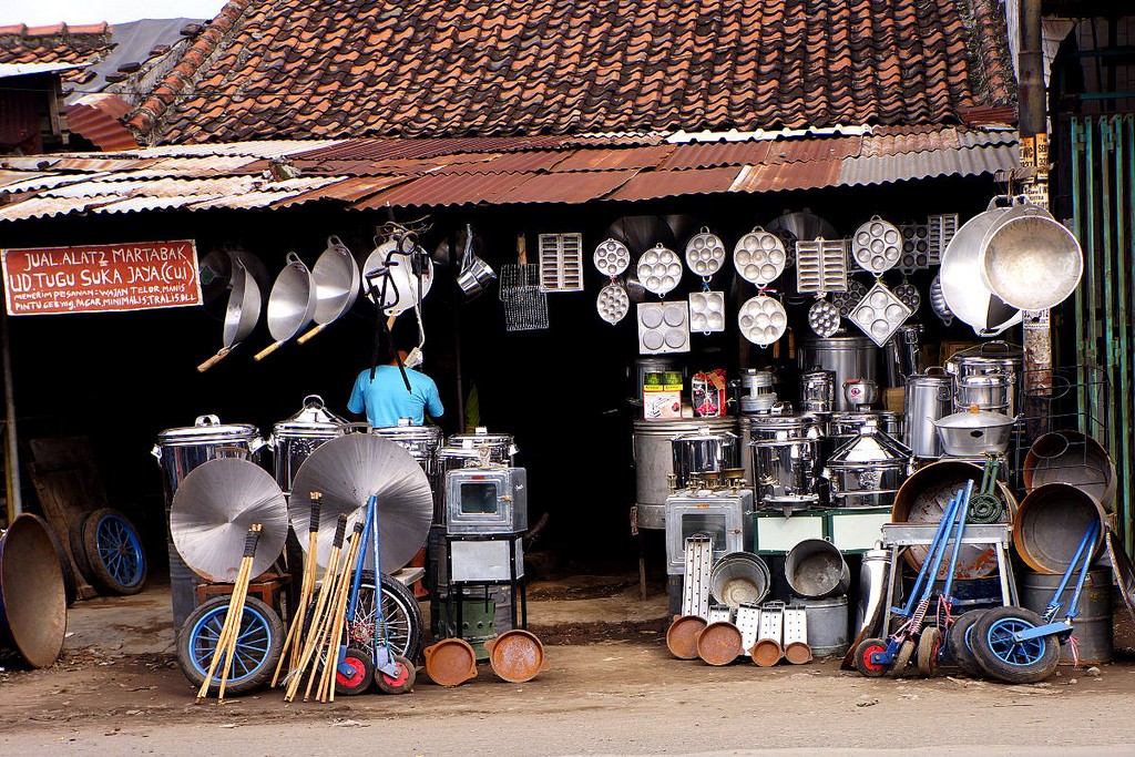 Salah satu Toko yang menjual peralatan dapur termasuk peralatan untuk mebuat martabak