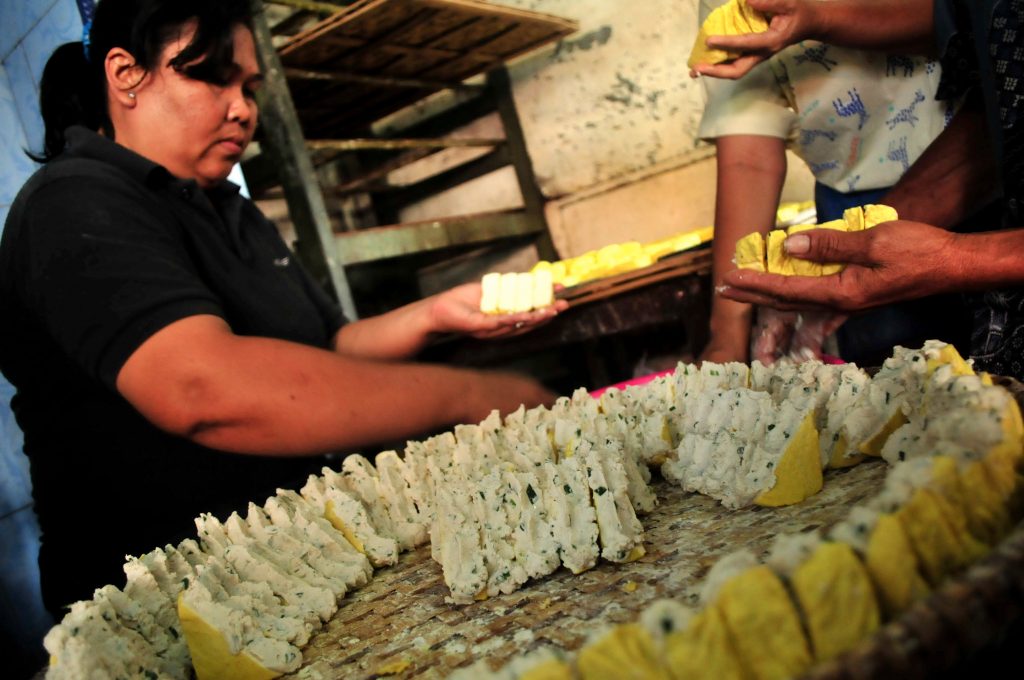 Proses pembuatan tahu aci, salah satu makanan khas Tegal